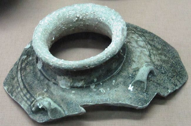 15-16世紀の中国またはベトナム製の陶器の壺の首の部分です。長く海中に在ったようです。 4つの耳があったようです。
