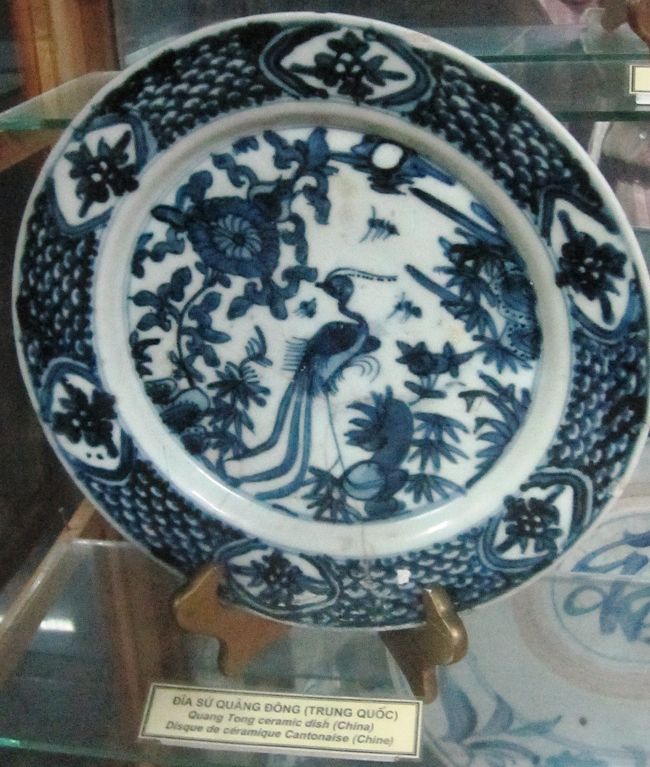 中国製のセラミックです。年代は分かりません。鳥と草木の青絵です。