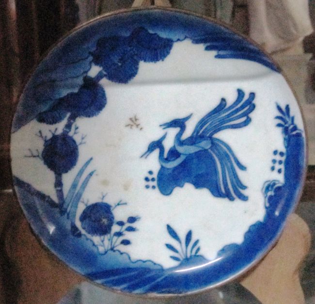 中国製の18世紀の磁器皿です。白地に青絵です。ペアの鳳凰の図柄でしょうか。