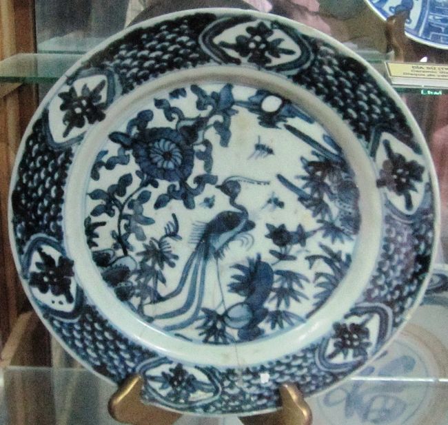 中国・広東省の磁器皿です。年代は分かりません。白地に鳥と草木の青絵です。
