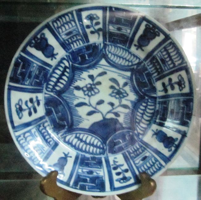 19世紀の中国製の磁器皿です。白地に草木等の青絵です。