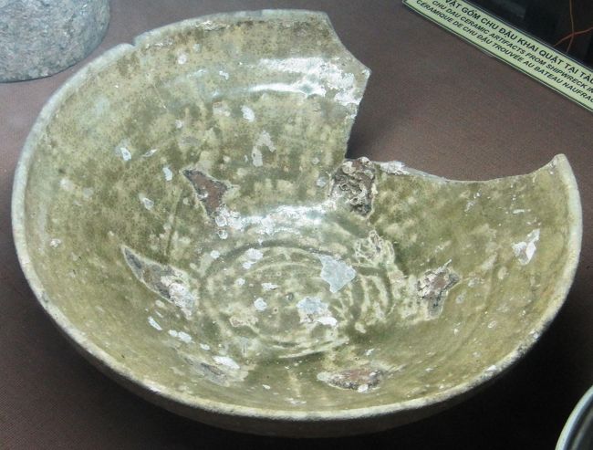 Bowlとだけ標識がありました。灰釉のようにも見えますが、緑釉でしょうか。