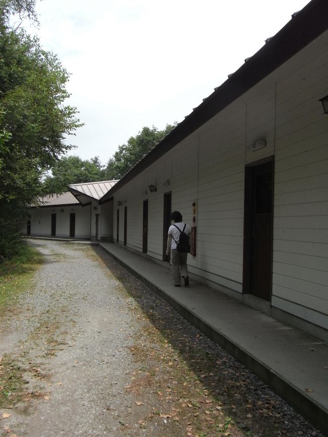 今は使われていないみたいだけど、本館とは別にある宿舎棟。<br />本と寝るだけのお部屋。<br />トイレは部屋を出ないと無いので、子供の頃はひとりじゃ行けなかった。<br />でも暗いし、静かだから狸とかが夜、近くまでくるので、ドアの窓から観察したおぼえもあるな〜。何にせよなつかしい。。。