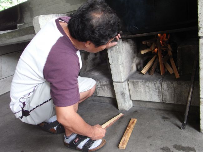 まずは火をおこします。薪は別途料金を取られます。<br />前は鉈（なた）も貸してくれて、よく薪割りしてました。<br />でも今はとある小学校で事故があったらしく、危ないからと言って今はかしてくれないみたいです。管理人さんの話では「まず先生が鉈の使い方知らないからね」とおっしゃっていました。<br />私は小さい頃から教えてもらってよかったな。いつか役に立つだろう（笑）