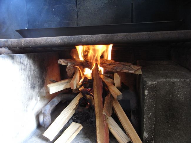 私もお手伝いして、火がつきました！父の時代はお風呂は薪だったそうな。