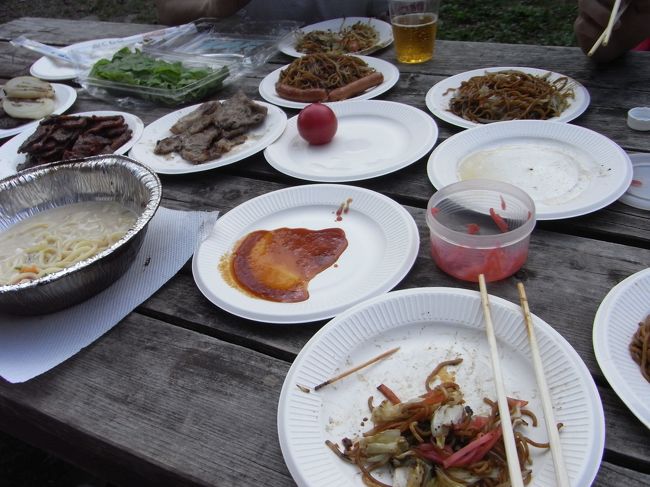 メニューは焼き肉に焼きそば！<br />焼き肉は焼きながら食べちゃったから食卓には少ししかない（笑）