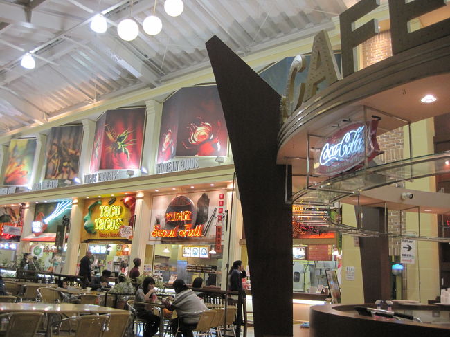 レンタカーを借りたすぐそばが<br />あしびなーアウトレットモール<br />時間を見たらもう午後7時なのでフードコートにて簡単な夕食