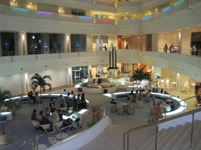 宿泊の<br />ANAインターコンチネンタル　万座ビーチホテル<br />に到着したのは　午後９時少し前<br />入ってすぐにフルートの音色そしてさわやかな香りが<br />漂っていた