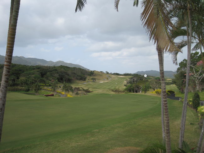 オリオン嵐山G.C<br />クラブハウスも豪華でお風呂も広く最高です。<br />またコースも整備が行き届いており大変美しく<br />トリッキーで何度もトライしてみたくなるコースです。<br /><br />ここはあの宮里美香プロ所属のゴルフ場で<br />昨年は彼女のすぐあとの組を回りました。<br /><br /><br />