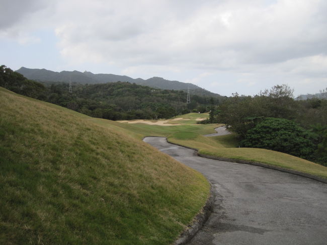 OUT　2番<br />向こうのバンカーは沖縄本土の形をしており、また各ホールにもスターフルーツやカトレアの花をかたどったバンカーが数箇所ありました。<br /><br />ですからバンカー地獄になっても南国ムードに包まれたラウンドが楽しめました！？<br />