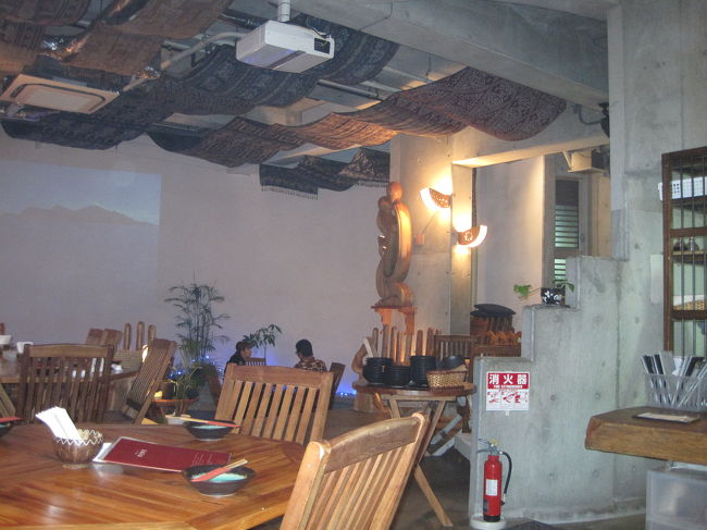 スクリーンに海中の映像があり、まさにリゾートの雰囲気漂うレストランでした。<br /><br />注文した中では　ラフティー(豚の柔らか煮）が最高。<br />とろけるような豚肉の旨味に大満足でした。<br />ただすき焼は焼肉に使用するような肉ですじもあり硬くて歯の丈夫な方にしかお勧めできません。僕は歯が丈夫だけどあごが疲れました。<br /><br />