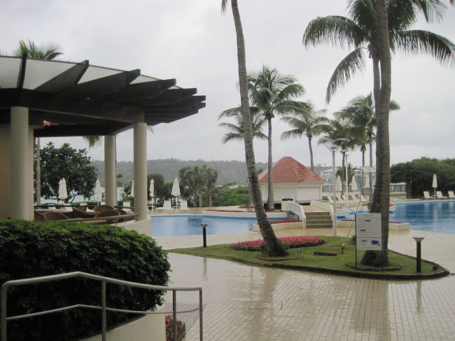 第3日目　雨　<br />最高気温が16度で今年の最低気温らしいです<br /><br />向こうに見えているのはプールですが冬、つまり今の時期は温水プールになっていて勿論入れます。<br />でもこんな雨の日に入ってる者もおらんわね