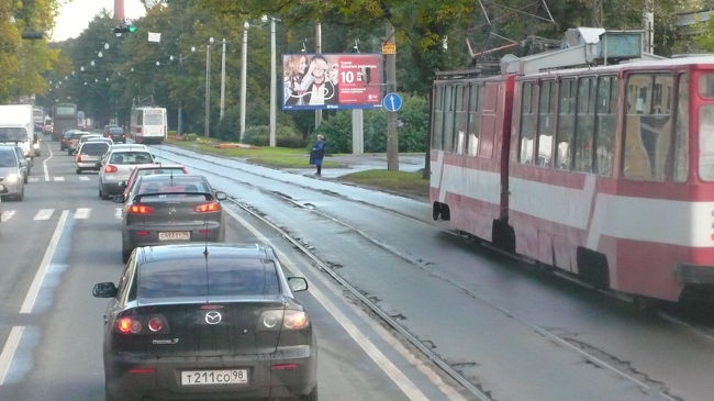 市内へ向かう途中の、車窓からの眺めです。<br />２両連結の電車が走る、ロシアにしては狭い道路です。