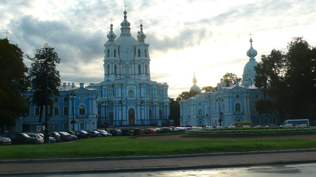 最初の観光名所は、「スモーリヌィ修道院」です。<br />ロシア正教の修道院の一つで、青と白の美しい建物です。<br />ここはエカテリーナ二世が作った寄宿学校があって、貴族の娘達がここで教育を受け、祈りの生活を送っていたようです。<br />また、革命当時にはレーニンの作戦本部が置かれたそうですが、現在は市役所になっています。<br />