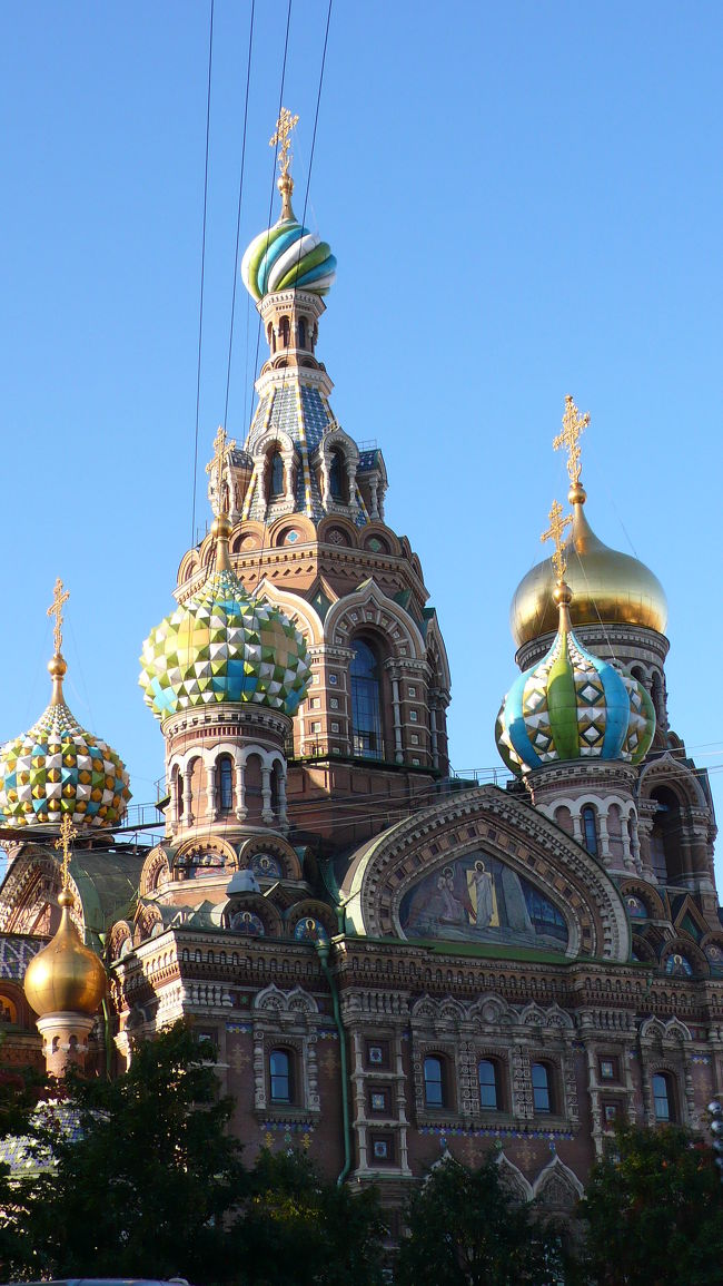 血の上の救世主教会（スパース・ナ・クラヴィー教会）は、ロシア正教会の聖堂で、正式名は「ハリストス復活大聖堂」と言う。<br /><br />一般的には、血の上の教会の名称で知られ、１８８１年３月１３日にロシアの皇帝、アレクサンドル２世が暗殺された場所に建てられためです。<br /><br />２世の跡を継いだアレクサンドル３世が、１８８３年工事を開始したが在位中に完成せず、ニコライ２世の治世に入って３年目の１９０７年に完成した。