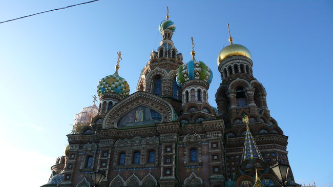 血の上の教会の上部を撮影。