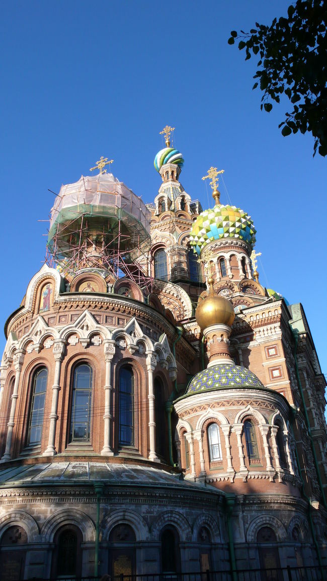 血の上の教会。<br />左側に少しづつ回り込み見たものです。<br />近づき過ぎてるので全体を写せませんでした。<br />左端の塔は修理中のため覆いが取り付けられている。<br />