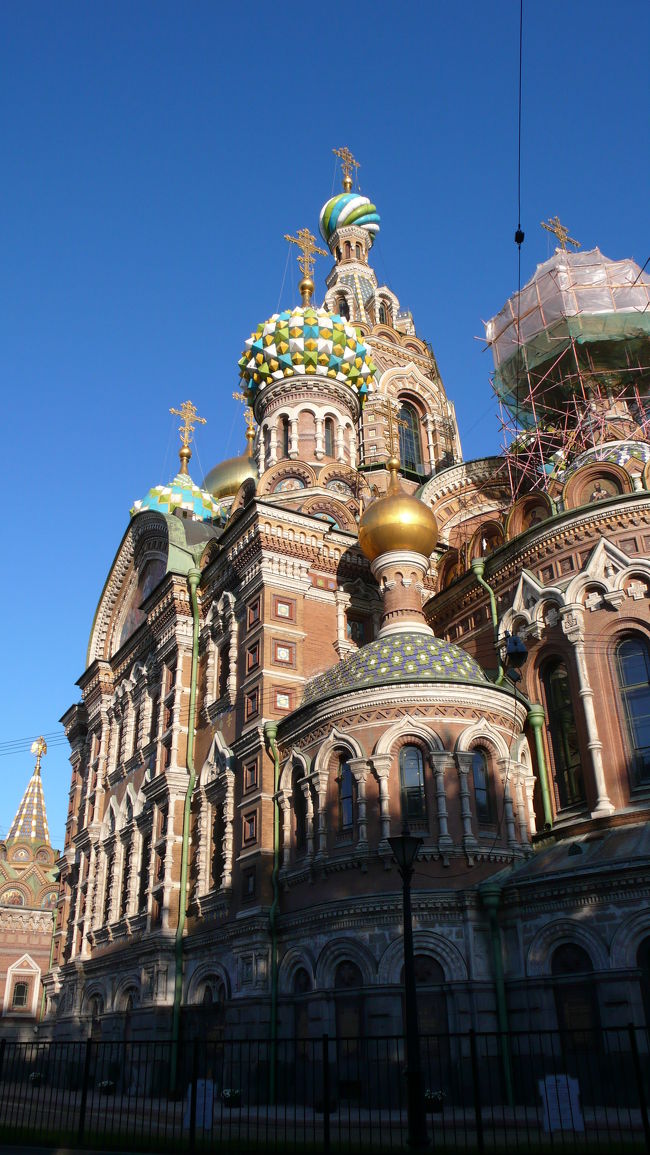 血の上の教会。<br />公式名は、ハリストス復活大聖堂（Собор Воскресения Христова）。<br /><br />ロシア革命による社会主義体制は、教会に大打撃を与えた。教会はソビエト政権によって略奪された。また教会内部も損害を被った。ソ連政府の指令で1930年代初期に教会は閉鎖された。第二次世界大戦中は野菜倉庫として使われた。人々は教会を「ジャガイモの上の教会」「ジャガイモの救世主」と冷笑的に呼んだ。<br /><br />教会は他の建築物同様、レニングラード包囲戦で損害を被った。さらに戦後は近くのオペラ劇場のための倉庫として使用された。<br />ウィキペディアより