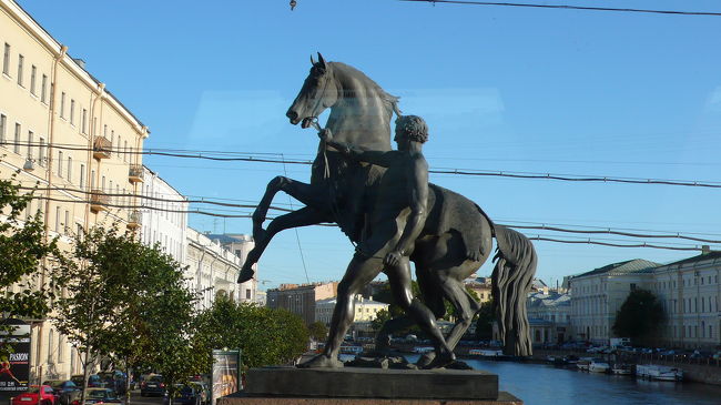 アーニチコフ橋に立つ「馬の調教師」.