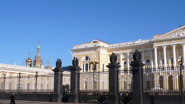 国立ロシア美術館。<br />左手奥には、血の上の教会が少し見えてます。