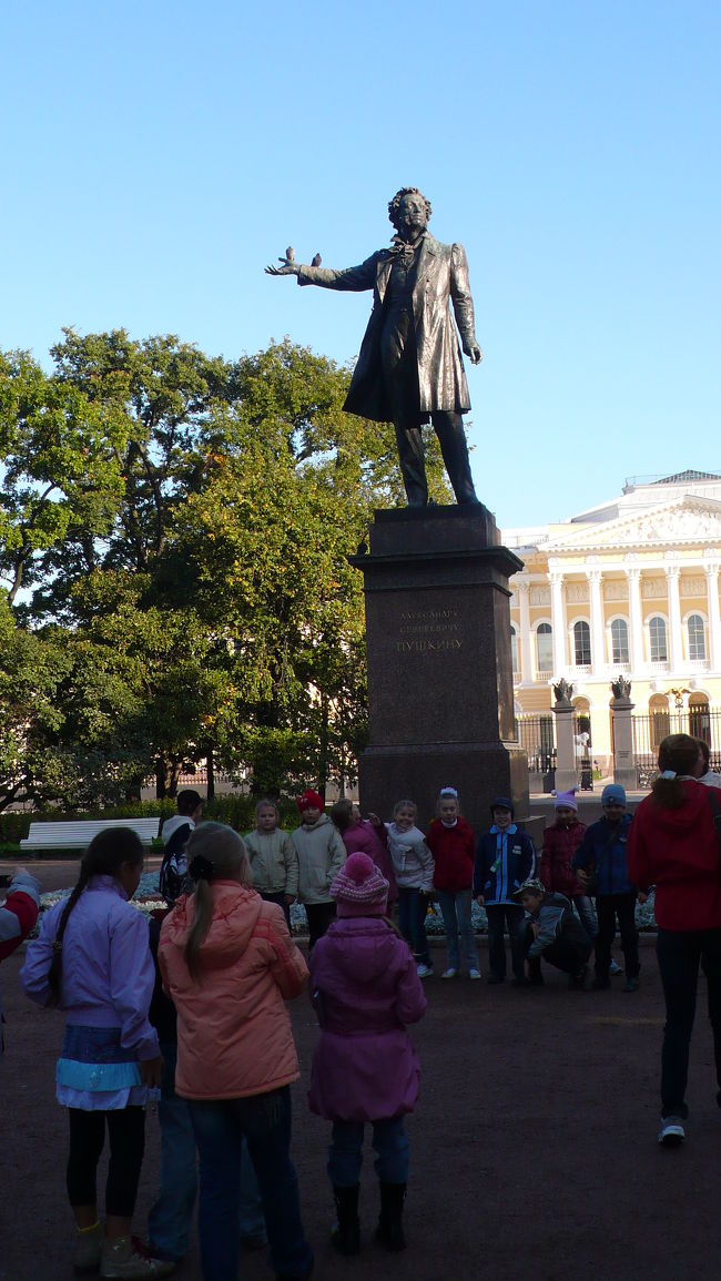 プーシキン像。<br />芸術広場に１９５７年に建てられた像です。<br />社会見学の子供達が、像の前で記念撮影をしています。<br /><br />アレクサンドル・プーシキン（１７９９〜１８３７）<br />ロシアでは、偉大な詩人・作家・小説家・劇作家、新しいロシア文学の生みの親として一番良く知られているそうです。<br />この近くのレストランでの食事後、フランス仕官ジョルジュ・ダンテスに決闘を挑み、致命傷を受け２日後に息を引き取った。<br /><br />後方の建物は、国立ロシア美術館（ミハイロフスキー宮殿）です。<br />