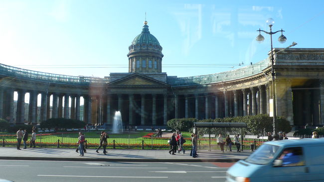 カザン聖堂。　車中から撮影。<br />アンドレイ・ヴォロニーピンの設計により、１８０１年に着工し、１８１１年に完成した。<br />特徴はバチカン市国のサン・ピエトロ大聖堂を参考にしたとされる半円状のコリント式列柱の回廊である。<br />ナポレオンが７０万人の大帝国軍を引き連れ、ロシアに侵攻したが大敗、ロシアは勝利後、カザン聖堂を戦勝記念モニュメントとしたのである。