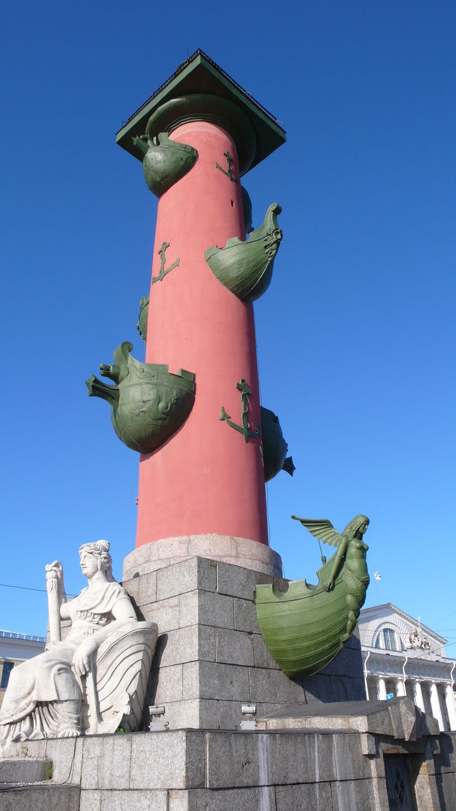 ロストラの灯台柱。<br />高さは３２メートル有ります。<br />ロストラとは船の船首部分のことで、海戦勝利記念に建てられた昔の灯台。<br />紀元前２５６年、ローマ海軍とカルタゴ海軍が、シチリアの南海岸のエクノモス岬沖で戦い、ローマ海軍が圧勝した。<br />拿捕したカルタゴ軍船の船首を切り取り、海戦勝利を報告のためローマ本国に送った。<br />この習慣に由来して作られたと言う。<br />なお、すぐ近くにもう一基建っています。