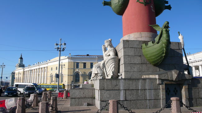 ロストラの灯台柱。<br />台座には女神の像。<br />灯台の左の建物は旧証券取引所、現在は中央海軍博物館。