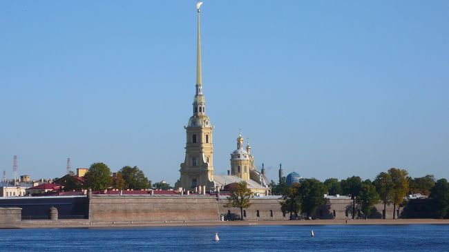 正式名称は、サンクトペテルブルグ要塞と言う。<br />スエーデンから奪った土地を防衛するために、河口付近のザーヤチ島に１７０３〜１７３３年にかけて建造された。<br />サンクトペテルブルグで最初にして最古の名所旧跡になっている。<br />高い塔は、１２３メートルのペトロパヴロフスキー大聖堂で、ピョートル大帝からニコライ２世までの皇帝と、皇后のほとんどが埋葬されている。<br />１９世紀には政治犯収容所としても利用され、一時はレーニン･ドストエスキーらも投獄された。