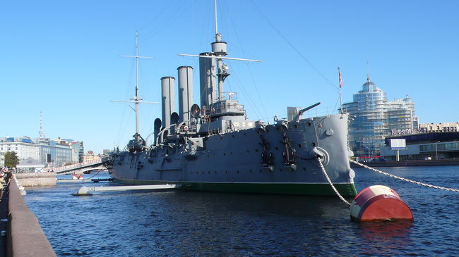 巡洋艦オーロラ号１９００年５月進水、１９４８年退役。<br />全長１２７メートル、全幅１７メートル、６７３１トン、１９ノット、乗員５７８名。<br />１５２ミリ砲８門・７５ミリ砲２４門・３７ミリ砲８門・魚雷発射管３門等を搭載。<br />バルチック艦隊所属であったが、日露戦争時の１９０５年５月の日本海海戦（東郷平八郎司令官）で、艦隊は大敗しバルチック艦隊は壊滅した。<br />しかし、オーロラ号は、中立国であったアメリカ領フィリピンに逃げ込み助かったのである。