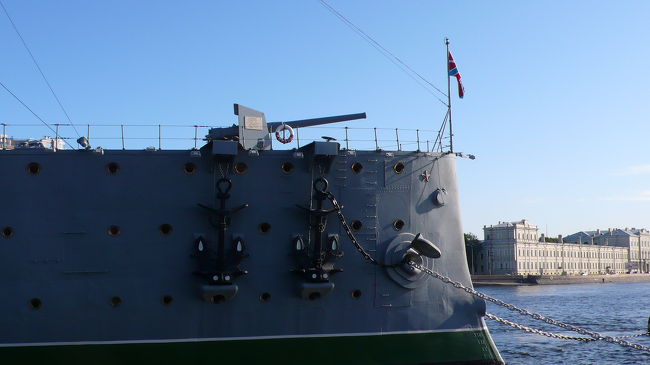 巡洋艦オーロラ号。<br />第一次世界大戦中、バルト海での戦闘で損傷し、修復のため１９１６年〜１７年にサンクトペテルブルグ港に停泊中であった。<br />１９１７年に２月革命が勃発すると、乗組員の一部が反乱し参加、１９１７年１０月２５日砲撃を開始、ポリシェヴィキ達がロシア皇帝の冬宮（現在のエルミタージュ美術館）を制圧した。<br />その後２回の内戦を経て、ソビエト連邦が誕生することになったのである。<br />しかし、オーロラ号の砲撃については、疑問符が投げかけられている。<br />１９５６年に博物館船となり、２８００万人が見学したと言われている。