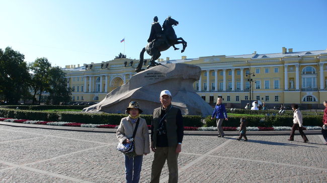 青銅の騎士像（The Bronze Horseman）<br />通称、ピョートル大帝の騎士像。<br />台座の右側にラテン語で、左側にはロシア語で、「ピョートル1世へ、エカテリーナ２世、１７８２年」と彫られている。