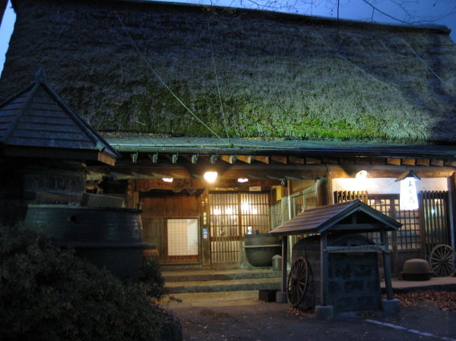 山麓園は、飛騨の白川郷の合掌造りを移築しただけあって、かなり立派な建物です。