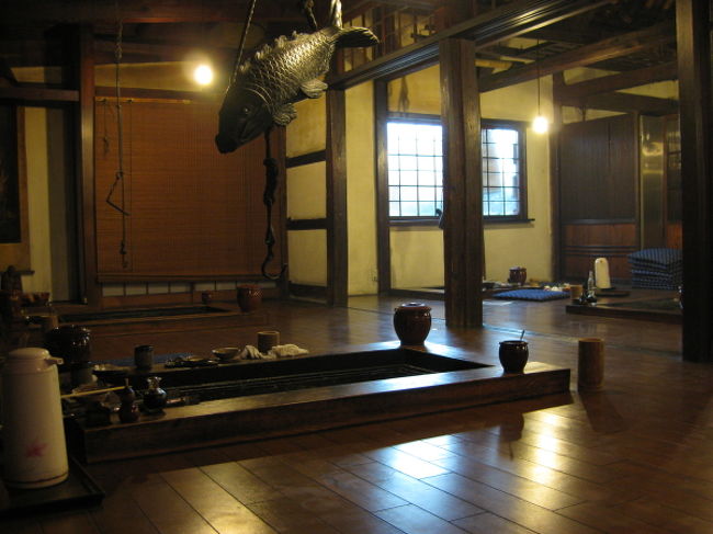 山麓園の建物の中は想像以上に広いです。６人位で利用できる囲炉裏が３０炉あります。床暖房になっていてほんのりした温かさが心地よいです。