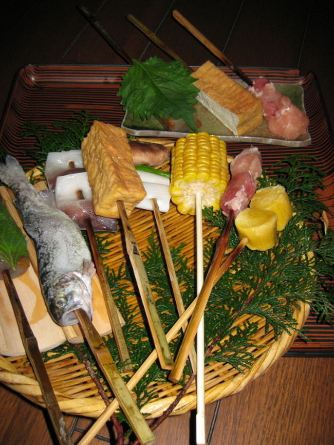 私たちは飛騨コースを注文しました。飛騨コースのメニューは、ニジマス、うずら又はイカ、鶏肉、生揚げ、野菜串、とうもろこし、しそ田楽、だんご、ほうとう鍋。これだけあって２１００円。（セットメニューは１０５０円〜用意されています。）すごいボリュームに思えますが、あまりのおいしさにペロリとたべれちゃいます。