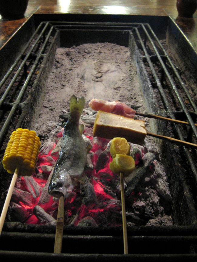 山麓園では軍手をはめて自分で焼いて食べる方式。囲炉裏で焼いて食べるのは初めてでしたが、自分で焼いて食べるというのは楽しいものですね。