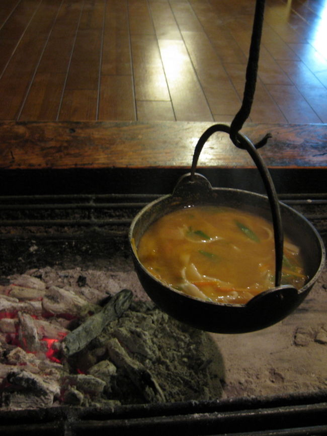 すべてのセットメニューにほうとう鍋がつきます。下の写真で２人前。写真はたべかけ(^^ゞ　山里ならではの野菜や季節の山菜がたくさんはいっている名物のほうとう鍋は絶品。