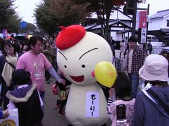 もーりー（滋賀県守山市・守山駅前総合案内所）

写真ではわかりにくいですが、ベレー帽を被ったホタルの
キャラ。
守山市はかつてホタルの群生地で、明治天皇に献上した
ことがありましたが、戦後に絶滅致しました。
しかし自然環境を取り戻し、人工増殖に成功したことで、
守山の地に再びホタルが戻ってきたそうです。
ブログ↓を見てると元気なキャラだとわかりますよ。
http://www.pc-moriyama.jp/category/blog/