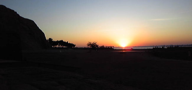 アブシンベルの日の出。<br />ナセル湖から少しずつ昇ってくる朝日。<br />何千年も繰り返されている光景・・・