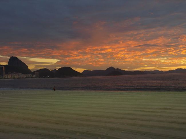 早朝の砂浜は、サッカー場のように、綺麗な縞模様で整備されている。