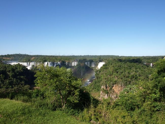 遊歩道の上をハナグマ（アライグマ科のほ乳類）の「一家」が歩いていたりする中、滝の音がする。