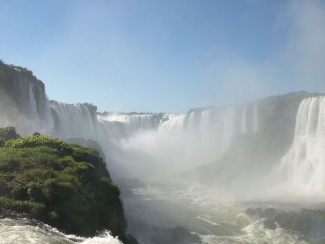うひょ〜<br /><br />イグアス近辺の雲はここの滝壺から生成されているんではないか？というくらい、滝壺に水が落ち込んで「雲」が湧き上がっている。<br /><br />道はやがてブラジル側の滝壺へ。<br />ブラジル側では、滝壺の方にせり出した展望橋と展望台で、水しぶきを浴びながら見ることができる。<br /><br /><br />（ブラジル側の展望橋からアルゼンチン側を望む）<br /><br />ど迫力。
