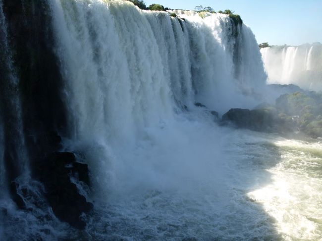 ブラジル側は滝の奥に向かって左側、展望台からすぐ横の滝が落ちるさまを見ることができる。