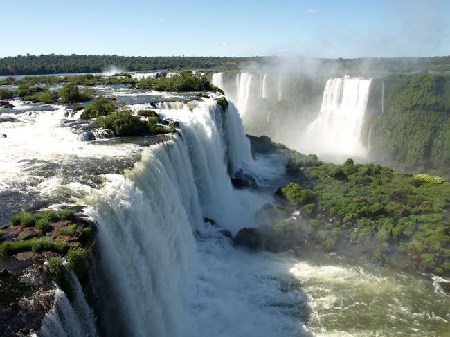 展望台を上に上がれば、イグアス川上流と、そこから落ちる滝全体がつかめる。