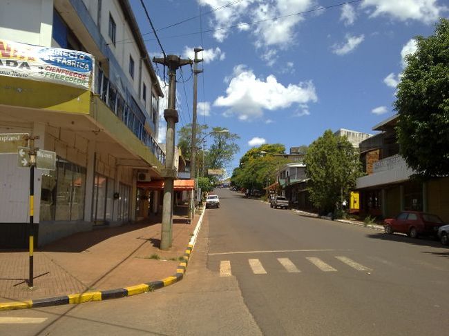 バスターミナルで唯一開いている「チケット売り場」でチケットを買おうとブラジル・レアル紙幣を出したら、窓口のおねえさん<br />「レアルはダメ、少し先に銀行ATMがあるからペソを用意してきなさい・・・」。<br />想定外のアルゼンチン・ペソのキャッシング。まるでゴーストタウンですが。