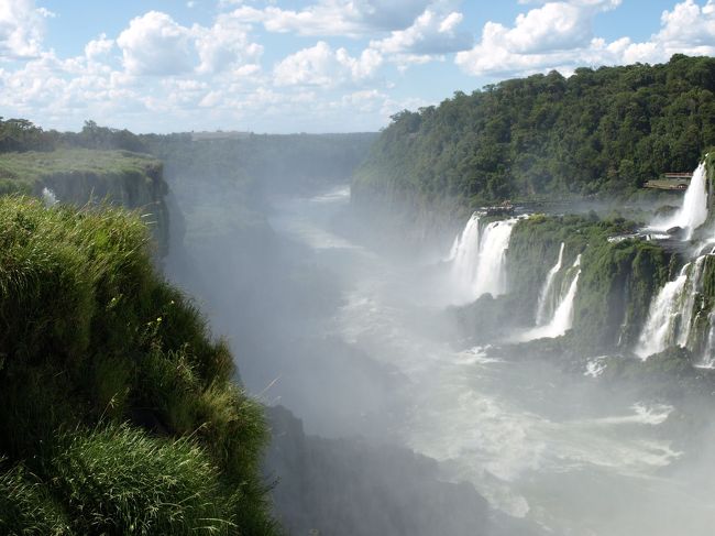 下流を望む。対岸は朝イチに見たブラジル側展望橋。