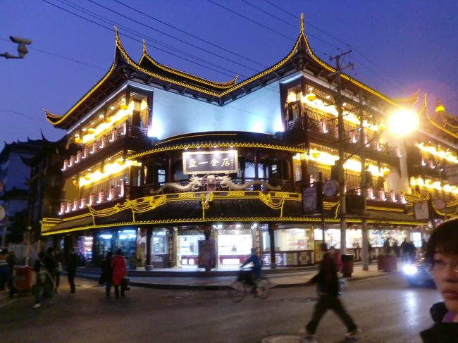 豫園商城<br /><br />日本とは違い建物の輪郭をライトアップさせることが多いようでした