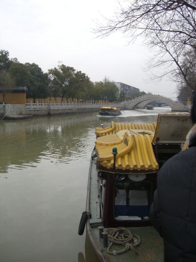 舟に乗って運河から観光