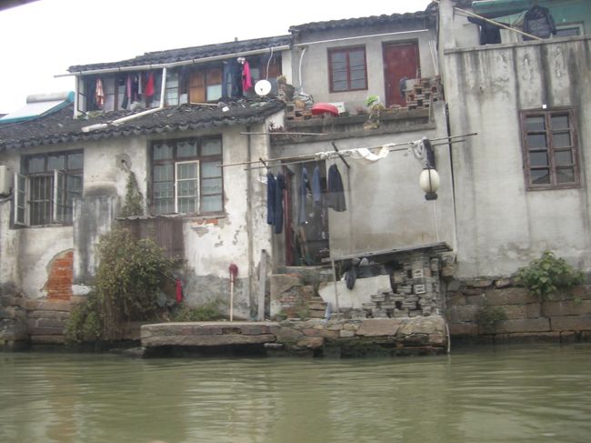 水路沿いの家は今でも川で洗濯などするそうです。<br /><br />しかし貧しい人が多いから汚い水でも使うようです。