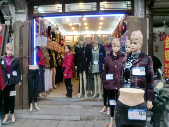 マネキンの顔も少し違う